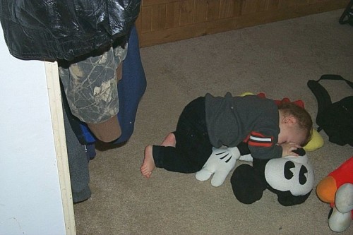 Faren giving Mickey loves