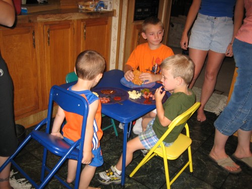 LITTLE PEOPLE TABLE